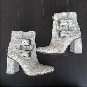 Freebird Joey Size 7 White Snake